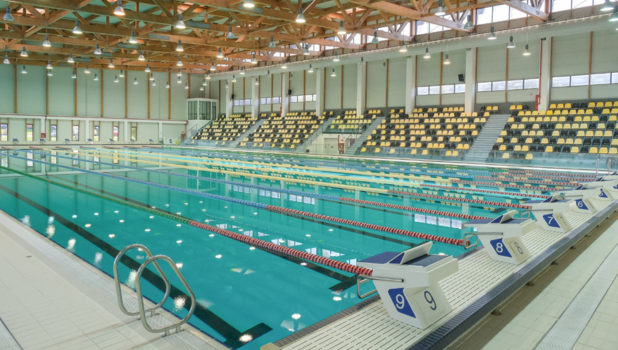 Stagiu de înot pentru copii 6-12 ani organizat de CSM Corona Brașov la Bazinul Olimpic Mihai Mitrofan.