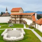 Vedere panoramică a Cetății Feldioara (Marienburg) renovată, amplasată pe un platou lângă Brașov.