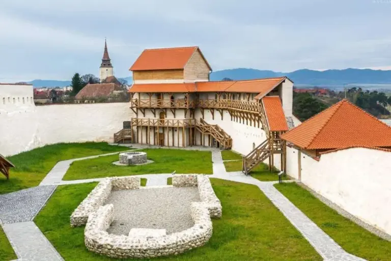 Vedere panoramică a Cetății Feldioara (Marienburg) renovată, amplasată pe un platou lângă Brașov.