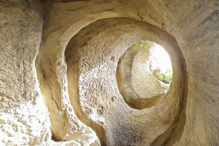 Interiorul Mănăstirii Rupestre Șinca Veche, cu deschiderea misterioasă din tavan