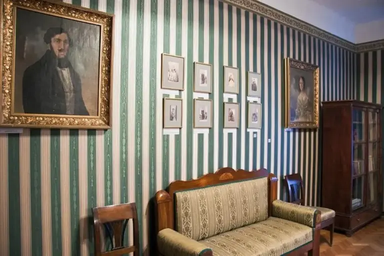 Fațada Casei Mureșenilor, casa memorială a familiei ce a dat Imnul Național.