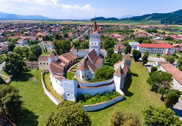 Biserica fortificată Hărman, Brașov, cu ziduri masive de apărare și turnul clopotniță înalt.
