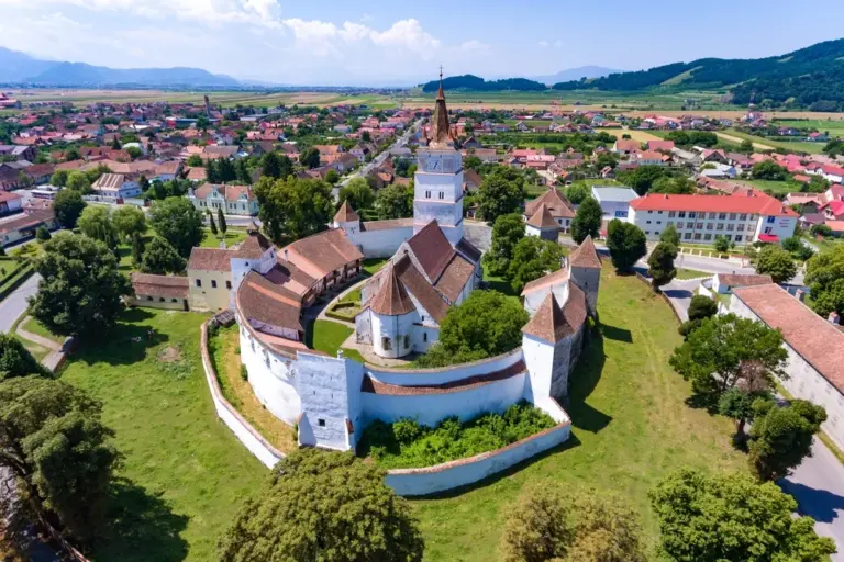 Biserica fortificată Hărman, Brașov, cu ziduri masive de apărare și turnul clopotniță înalt.
